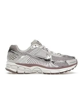 NWT Nike Zoom Vomero 5 Sneakers Metallic Silver Platinum Violet Unisex W7 M5.5